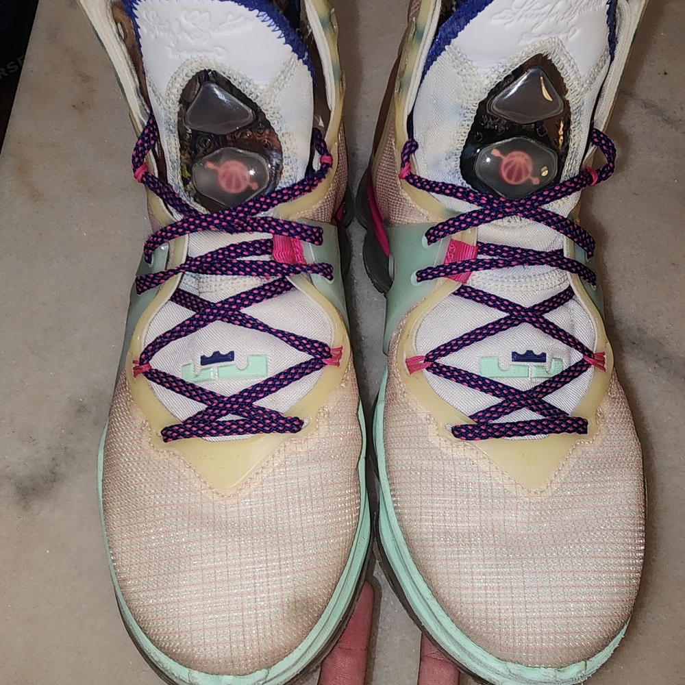 Nike LeBron 19 Valentine's Day Sneakers - Picture 3 of 5